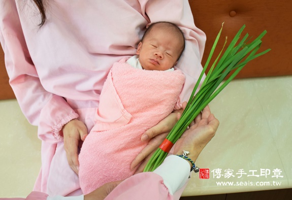 方哥哥(新北中和區到府嬰兒寶寶滿月剃頭理髮、免費到府嬰兒剃胎毛儀式吉祥話)。到府剃頭剃胎毛主持、專業拍照、DVD光碟、證書。★購買「臍帶章、肚臍章、胎毛筆刷印章」贈送：剃頭、收涎、抓周，三選一。2015.11.19 照片10